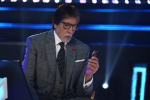 Amitabh Bachcan watching watch on the kBC set