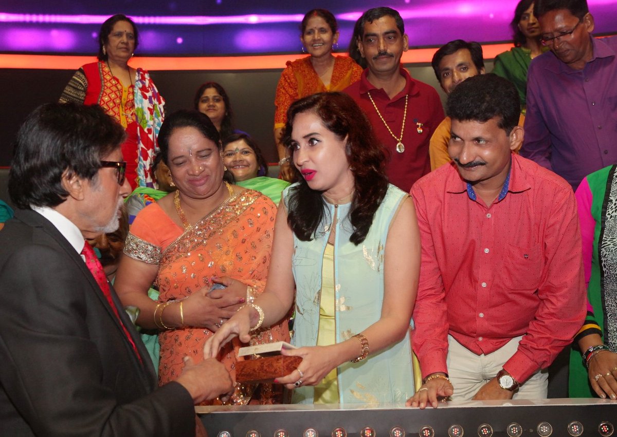 Amitabh Bachchan with Audience at KBC Set Mumbai