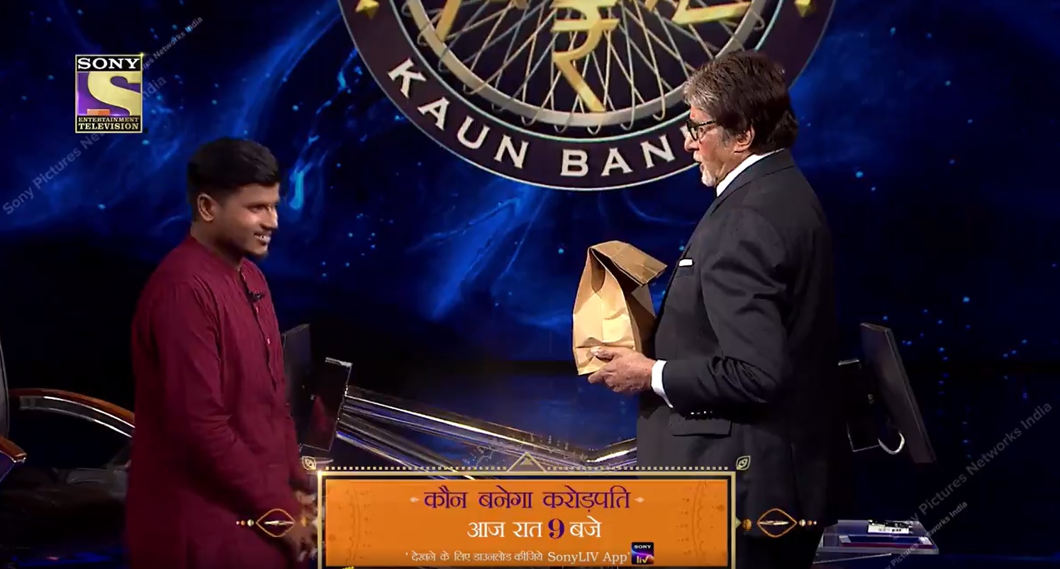 The Moment when Amitabh Bachchan became a Food Delivery boy on KBC Set
